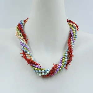 Collier composé de 5 rangs de perles baroques naturelles de 3 mm de couleurs mélangées et d'un rang de corail rouge naturel de 50 cm.