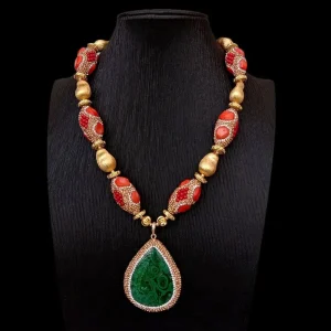 Collier de perles brossées pavées de cristal de corail rouge et  pendentif en véritable malachite verte, 50,8 cm