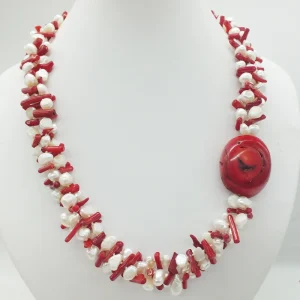 Collier en corail rouge naturel et perles baroques blanches naturelles. 20"